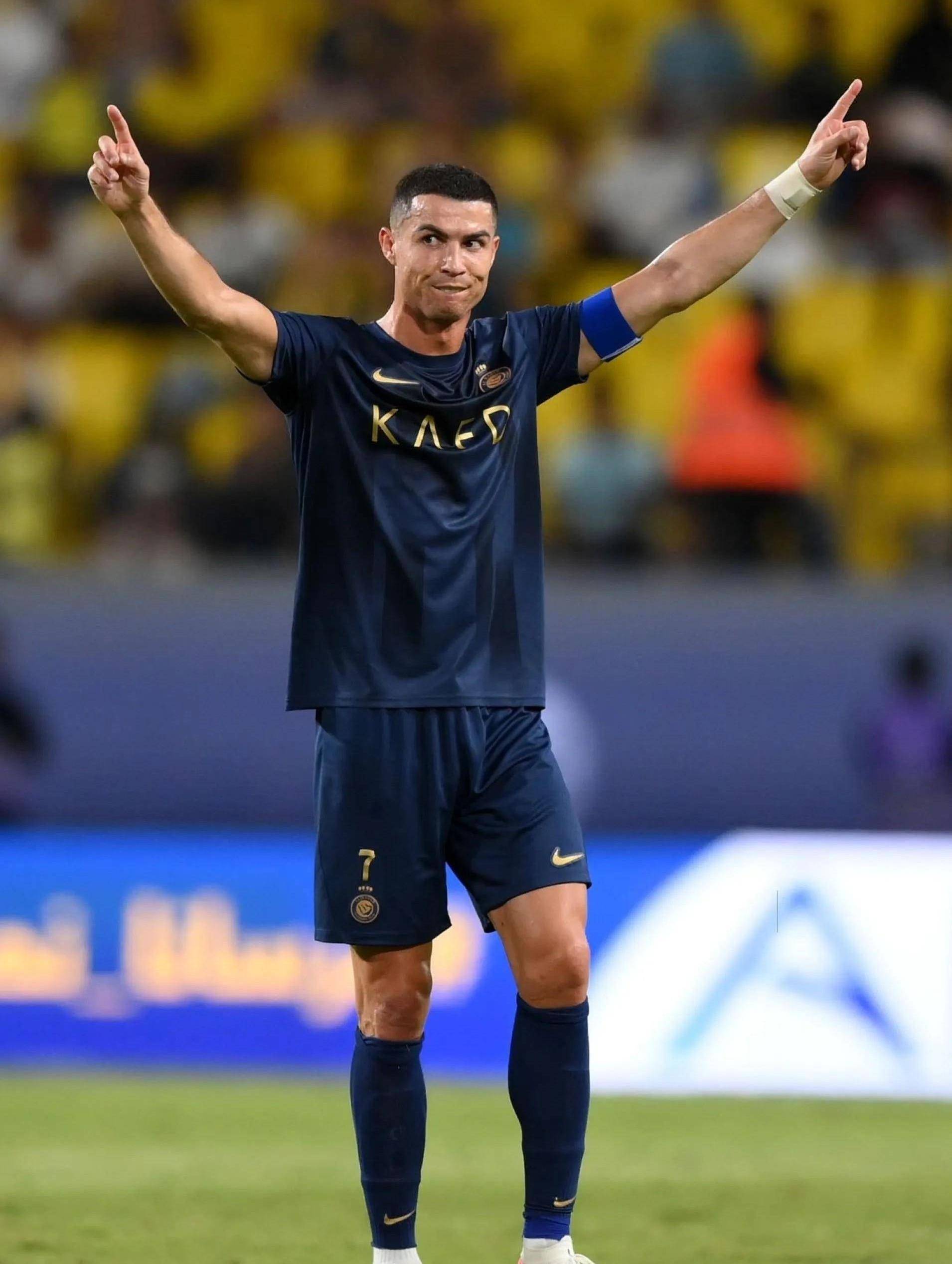 太阳报：麦克托米奈领意甲最佳球员奖，被女友透视着装抢风头（太阳报：麦克托米奈荣膺意甲最佳，女友透视造型抢尽风头）