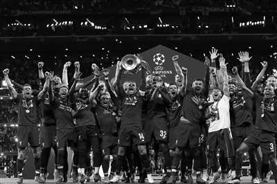 前罗奇代尔球员17岁时受伤瘫痪，今年因并发症去世，终年26岁