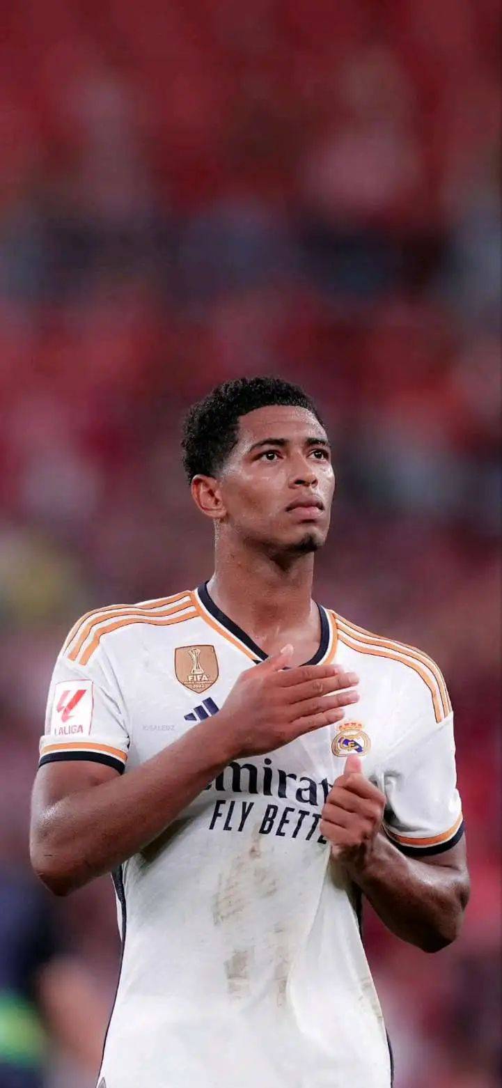 特里皮尔代表纽卡向IVE成员赠送专属球衣，后者为开球嘉宾（特里皮尔代纽卡向IVE成员赠送定制球衣，后者担任开球嘉宾）