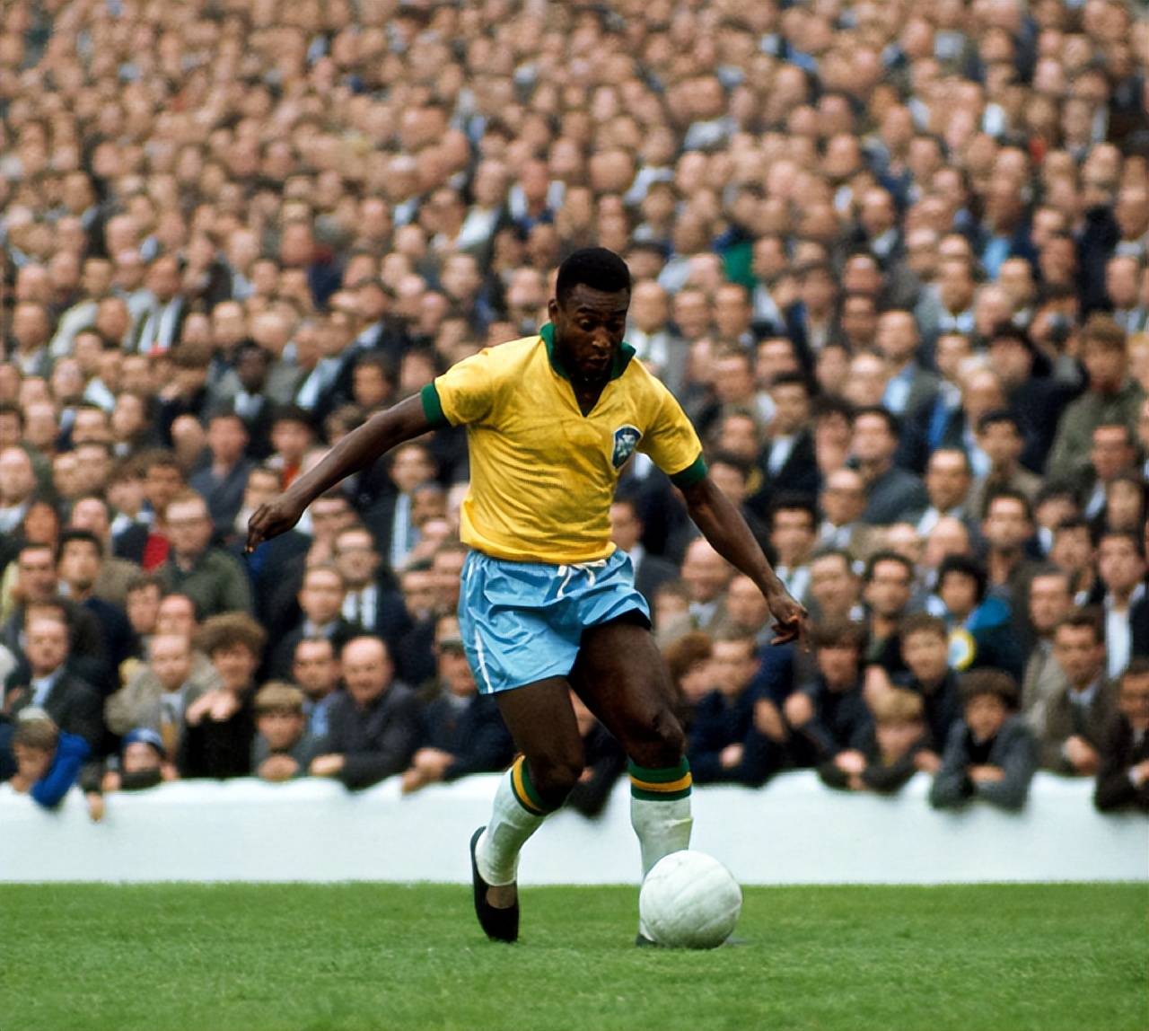 旧将：维尼修斯表现没达到他的续约要求，多数皇马球员也这样（前队员：维尼修斯的表现配不上其续约要价，多数皇马球员也如此）