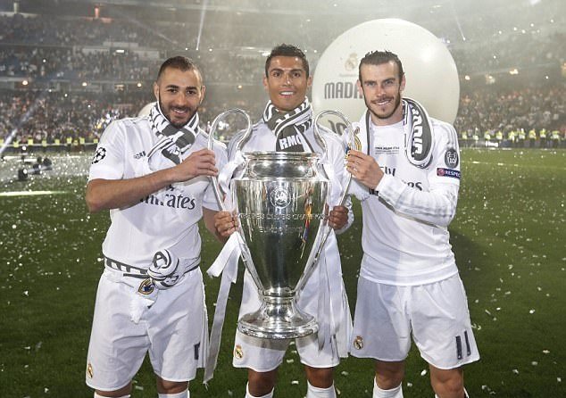 里程碑，海港中场徐新已为中国俱乐部出战200场比赛（徐新达成里程碑：代表中国俱乐部出战满200场）