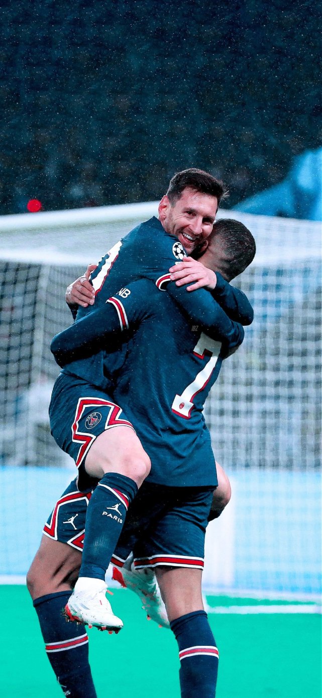 梅西一脚射门点燃全场（梅西一记劲射引爆全场）