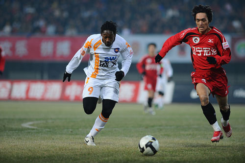 凯恩回应与巴萨传闻：我没和任何人接触，现在在拜仁很开心（凯恩澄清巴萨传闻：未与任何人接触，目前在拜仁很开心）