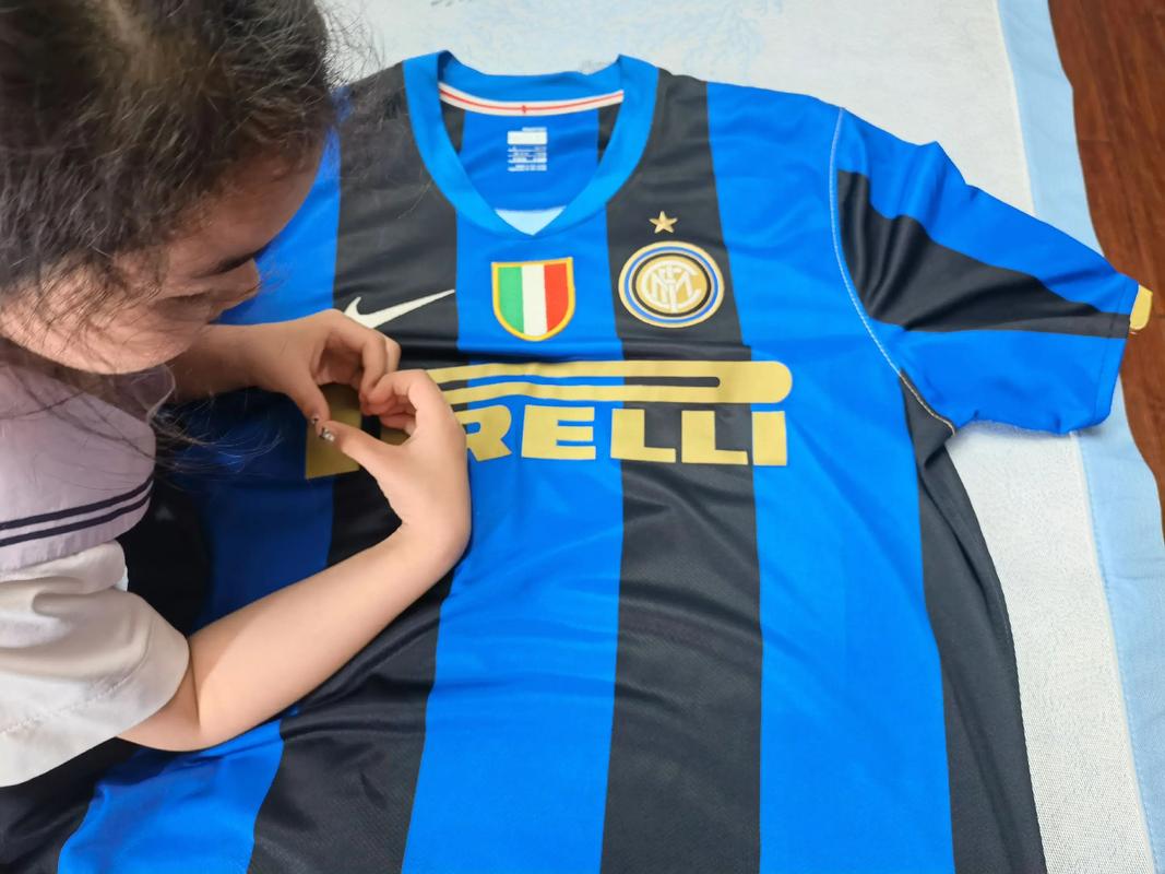 紧跟时事，韩国艺人在热刺vs纽卡看台模仿酷玩乐队观众出轨（紧跟热点：韩国艺人现身热刺vs纽卡看台，模仿酷玩演唱会“观众出轨”梗）