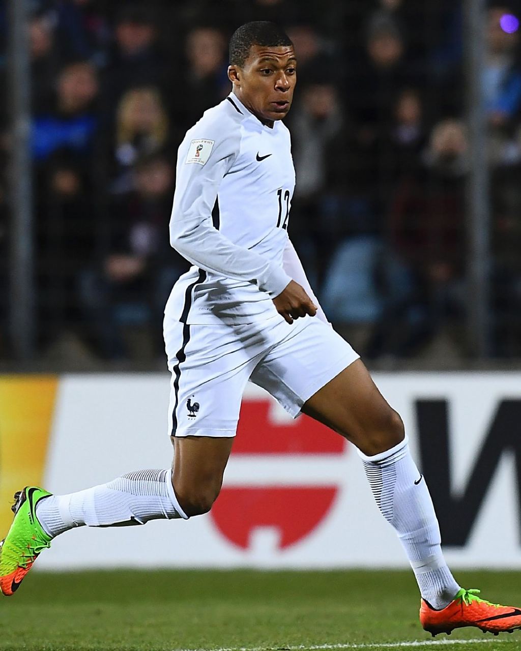 裁判专家：罗德里戈踢对方脚后跟，应该被罚下（裁判专家称罗德里戈踢到对手脚后跟，理应被罚下）